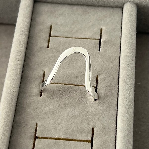 Anel onda aro 18,5 em banho de prata silver