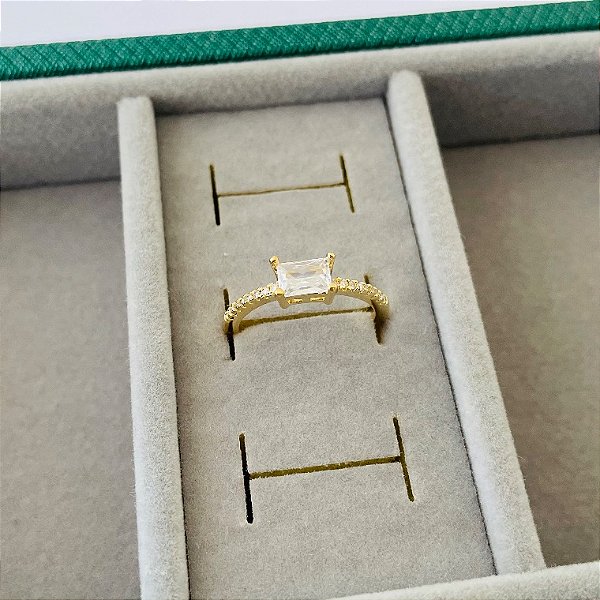 Anel solitário pedra retangular em banho de ouro 18k