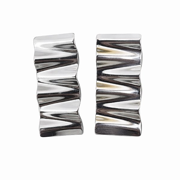 Brinco chapa ondulado em banho de prata silver