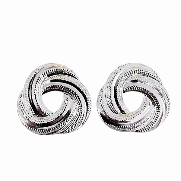 Brinco triângulo ondas texturizado em banho de prata silver