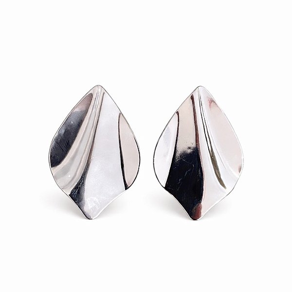 Brinco chapa em formato de pétala em banho de prata silver