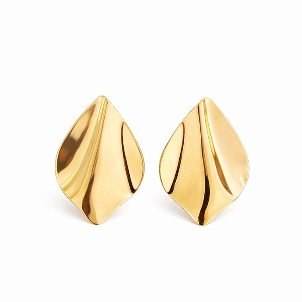 Brinco chapa em formato de pétala em banho de ouro 18k