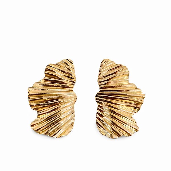 Brinco meia flor texturizada em banho de ouro 18k