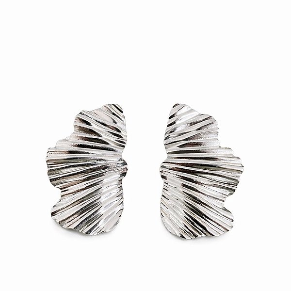 Brinco meia flor texturizada em banho de prata silver
