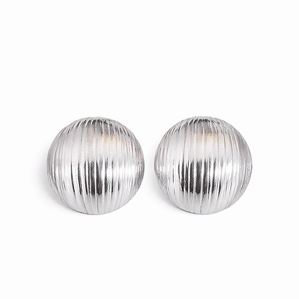 Brinco botão G texturizado em banho de prata silver