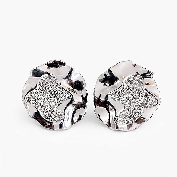 Brinco orgânico cravejado em banho de prata silver