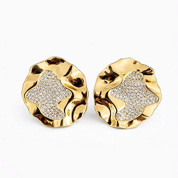 Brinco orgânico cravejado em banho de ouro 18k