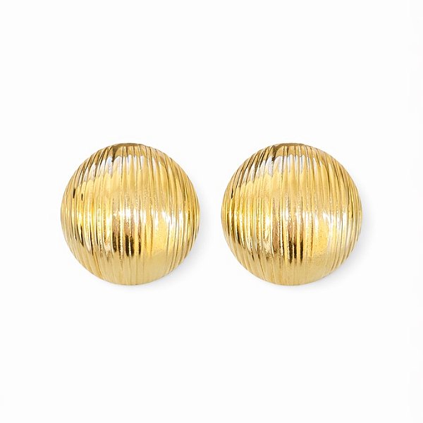 Brinco botão G texturizado em banho de ouro 18k