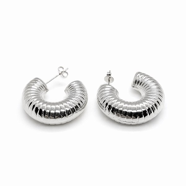 Argola tubo texturizada em banho de prata silver