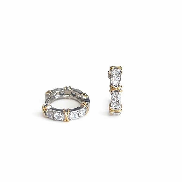 Argola inspiração Tiffany com zircônias em banho de ouro e prata importado