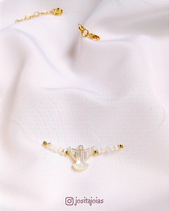 Colar Espírito Santo em madrepérola no fio de nylon com lascas de cristal