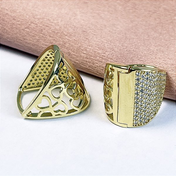 BRINCO ARGOLA CRAVEJADA COM MICROZIRCONIAS E CORAÇÃO NO DOURADO - SEMIJOIA