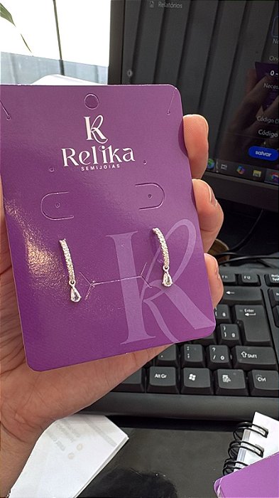 BRINCO MEIA ARGOLA CRAVEJADA - PRATA 925