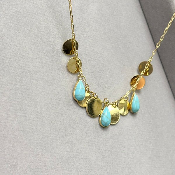 COLAR ELOS CARTIER MEDALHAS E PEDRAS VERDES NO DOURADO - SEMIJOIA