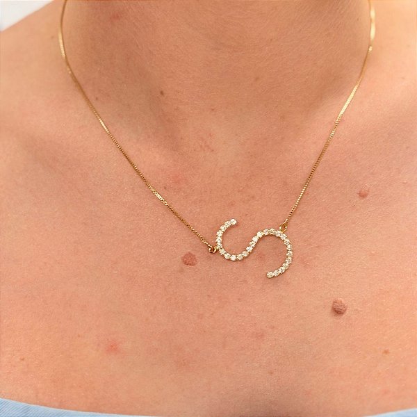 COLAR LETRA S CRAVEJADO NO DOURADO - SEMIJOIA