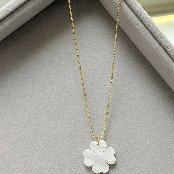 COLAR TREVO RESINADO NO DOURADO - SEMIJOIA