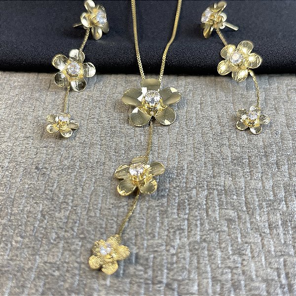 CONJUNTO FLORES COM PEDRARIA NO DOURADO - SEMIJOIA