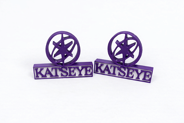 ATACADO - Placa Decorativa Katseye P Roxa e Branco