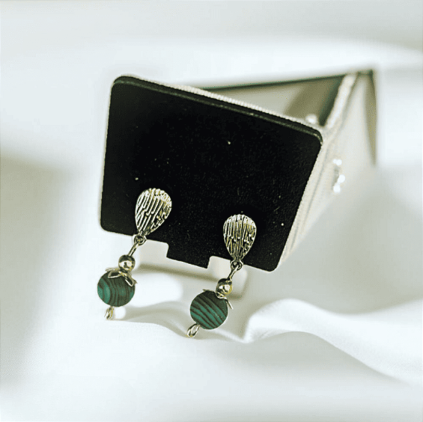 Brinco Banhado com Pedra Malaquita - Proteção, Transformação e Elegância