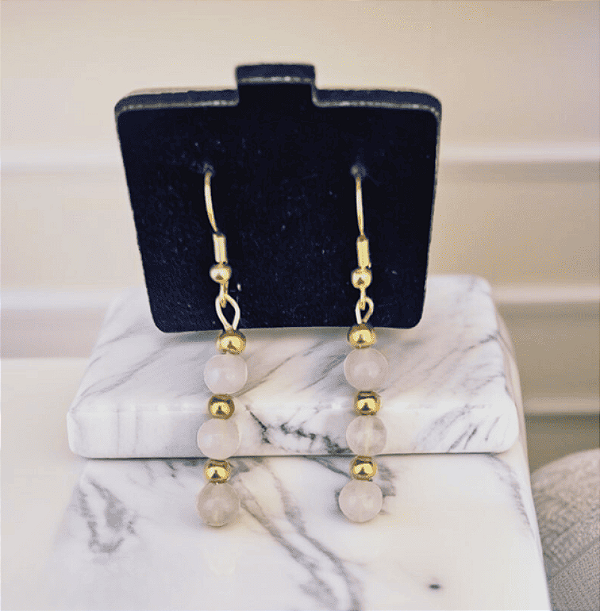 Brinco Banhado Pedra Quartzo Rosa - Amor, Harmonia e Beleza