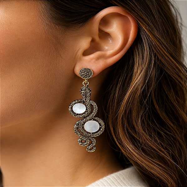 Brinco Indiano Vintage com Madrepérola – Elegância, Proteção e Sofisticação