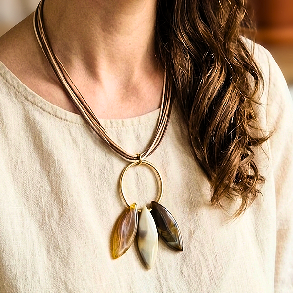 Colar Trio de Folhas com Pingente Resinado | Colar Moderno