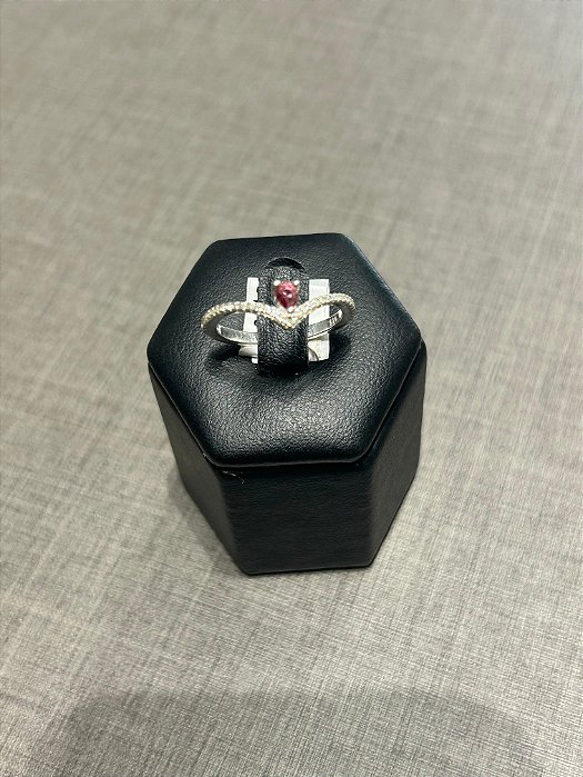 ANEL EM V PEDRA ROSA