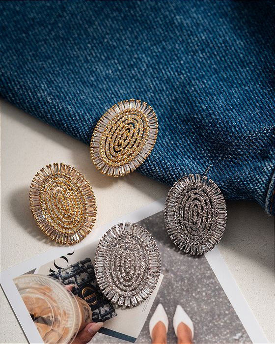 Brinco Oval Cravejado Dourado