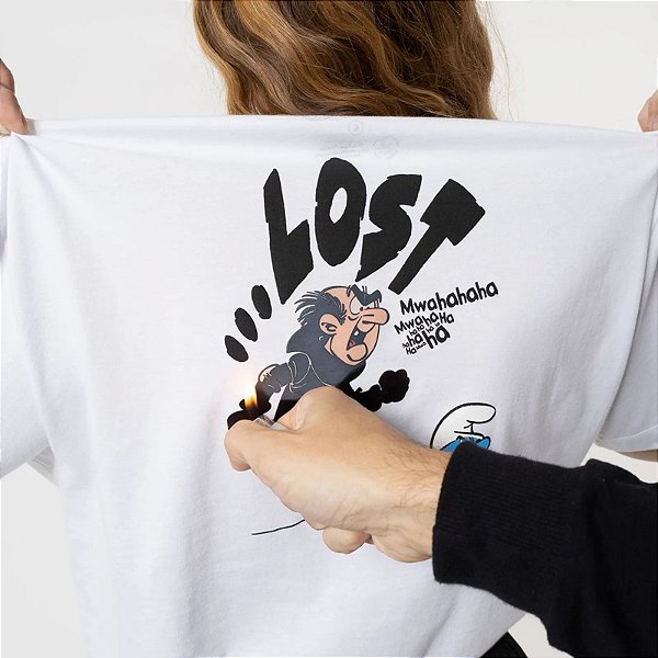 Camiseta Lost + Smurfs Gargamel Shadow - Branca