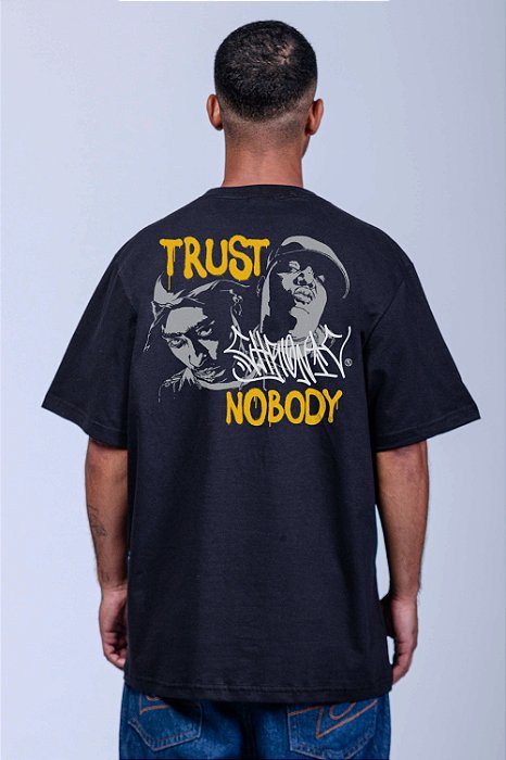 CAMISETA CHRONIC 4265 TRUST NOBODY - PRETA