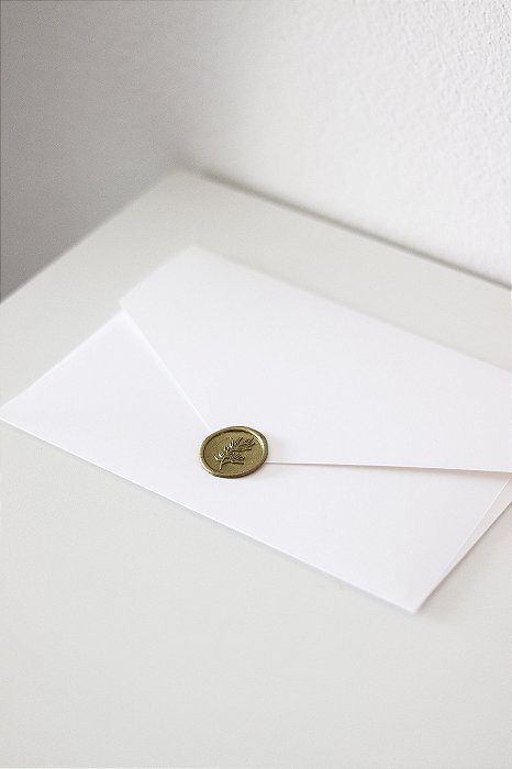 Convite de casamento | Modelo Sofisticare | Branco e dourado com alto relevo personalizado com monograma