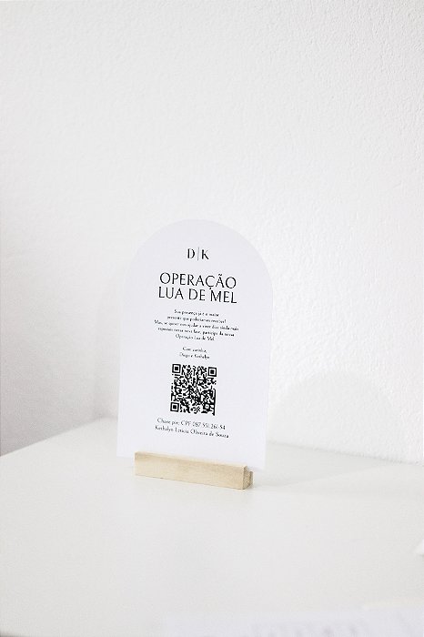 Placa operação lua de mel com apoio de madeira