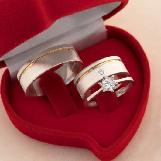 Par de alianças com friso banhado a ouro 18k Felícia 8mm de namoro + anel solitário Classic prata 950