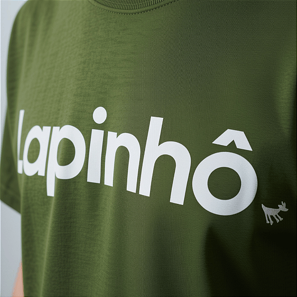 T-Shirt Estonada Unissex • VERDE com escrita BRANCA “Lapinhô”