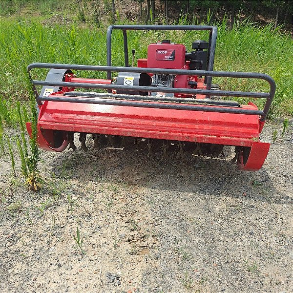 Máquina de Cortar Grama com Motor Diesel CE EPA, Controle Remoto, Esteiras de Bo