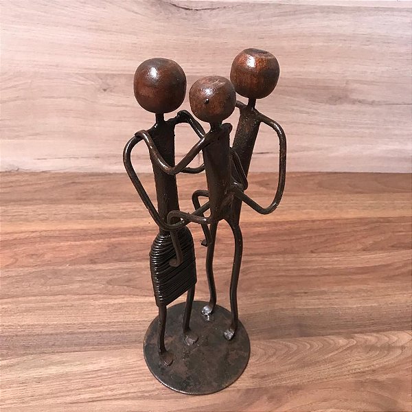 Escultura de Ferro Homem Com Mulher e Filho no Colo