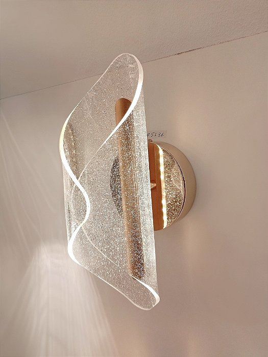 Arandela LED 7W 3000K 420LM Bivolt Metal Dourado e Acrílico 28×8×13CM