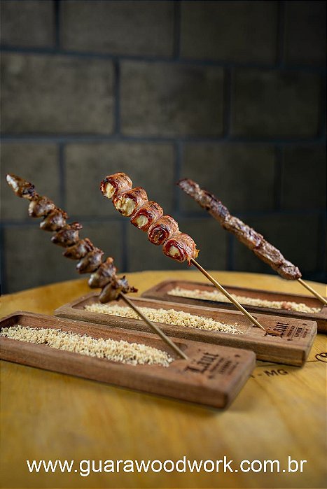 Tabua em madeira para espetinho de churrasco