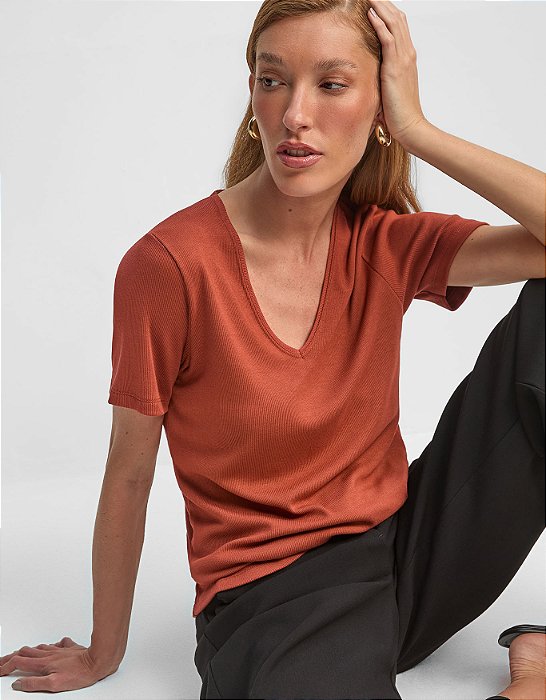 T-SHIRT CANELADA DECOTE V