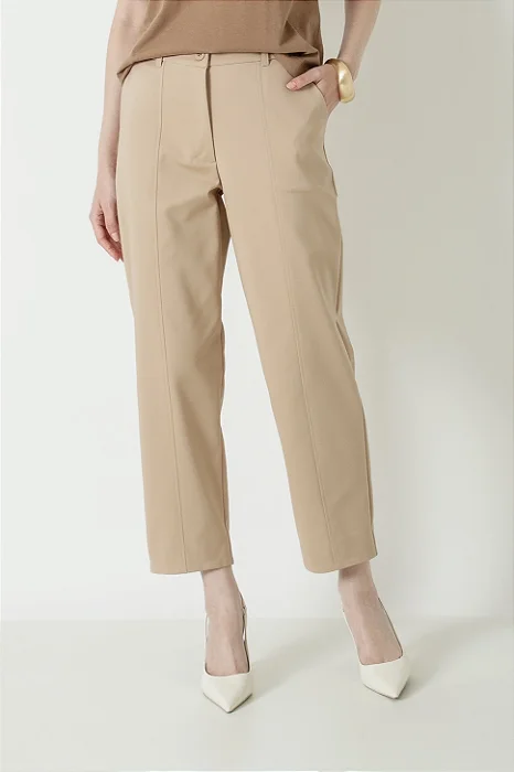 CALÇA COM RECORTES E BOLSOS SOBREPOSTOS