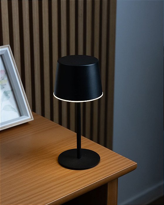 Luminária de Mesa Elara Preta em Metal com LED 3 Tons USB Lyor