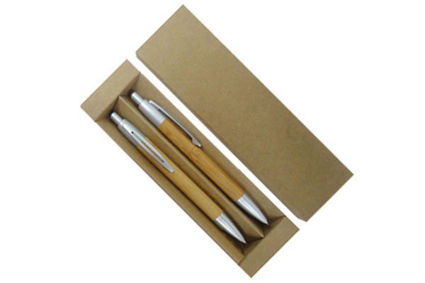 S64 - Conjunto de caneta e lapiseira de bambu.