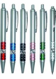 D180 - Caneta plástica com detalhes brilhantes.