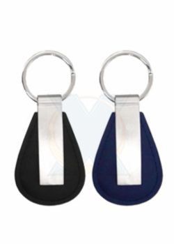 D254 - Chaveiro de metal com couro sintético.