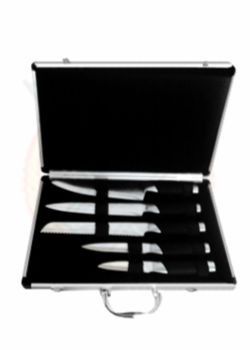D10 - Jogo de facas com 5 peças, material em metal com detalhe emborrachado preto no cabo. Acompanha maleta para transporte