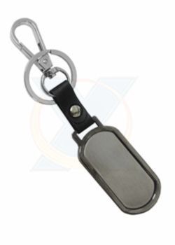 D298 - Chaveiro de metal com relevo e detalhe de couro. Embalagem, caixinha preta.