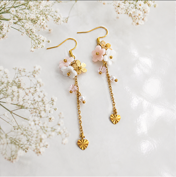 Brincos Longos Tsubaki Omamori Charms Camélia Japonesa