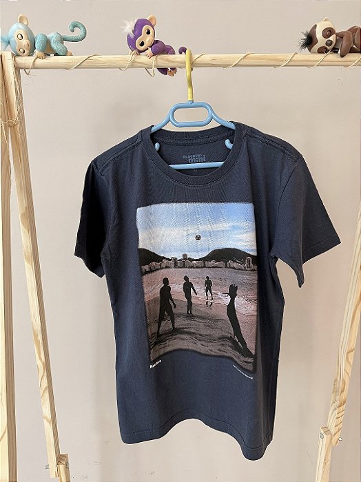 Tam: 10 anos - Reserva - Blusa de malha preta com estampa de altinha na praia,