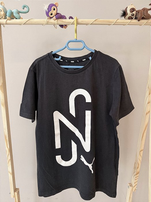 TAM 14. Puma. Blusa em malha preta estampa iniciais Neymar.