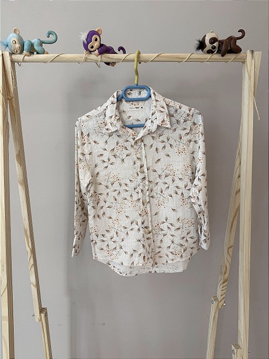 TAM 4. Marca Reserva. Camisa social manga longa bege com folhas marrons.